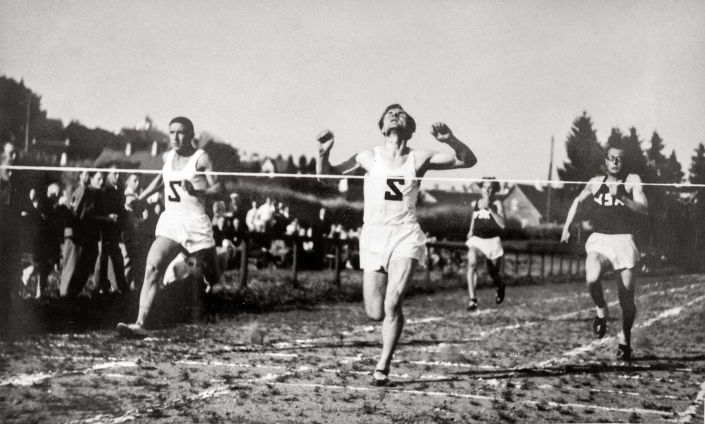 Möödunud sajandi 30. aastatel polnud jooksuvõistlused veel massiüritusteks saanud. 1938. aasta suvel peetud Viljandi ja Valga võistlusel võitis 100 meetri jooksu Valter Kalam, kel oli Viljandi spordielus tähtis roll.