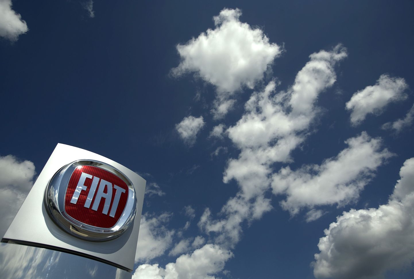 Логотип Fiat. Иллюстративное фото.