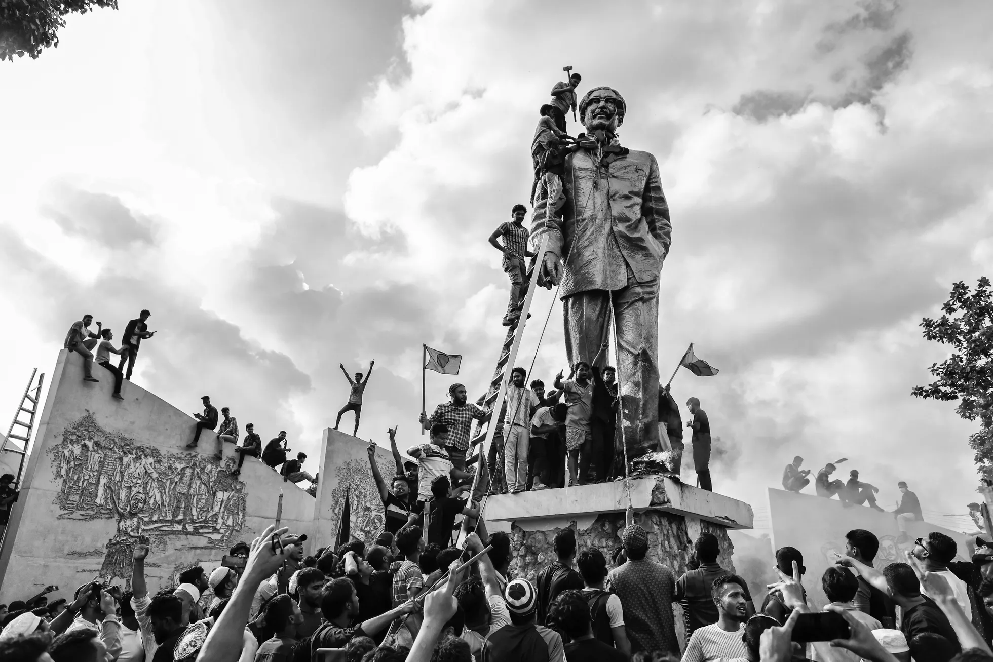 Inimesed vandaalitsevad endise Bangladeshi presidendi Sheikh Mujibur Rahmani, peaminister Sheikh Hasina isa kuju kallal, pärast nädalaid kestnud rahutusi, mis viisid Hasina tagasiastumiseni. Dhaka, Bangladesh, 5. august 2024. Lääne-, Kesk- ja Lõuna-Aasia, üksikfotod.