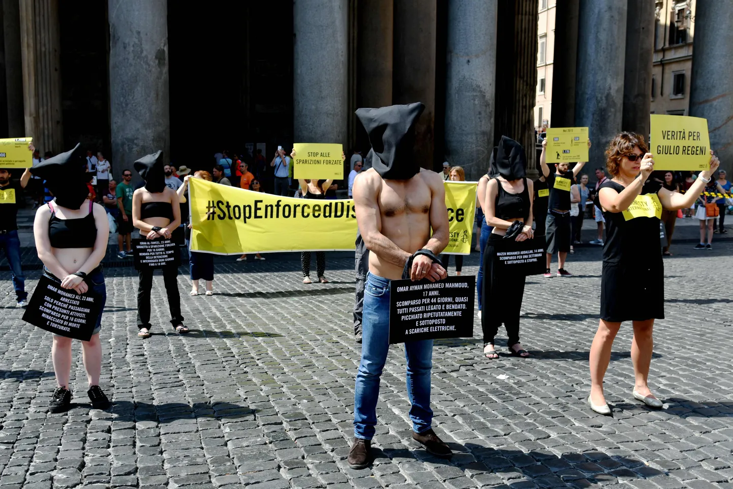 Amnesty Internationali aktivistid eile Itaalia pealinnas Roomas Giulio Regenit ja teisi ohvreid meenutamas.