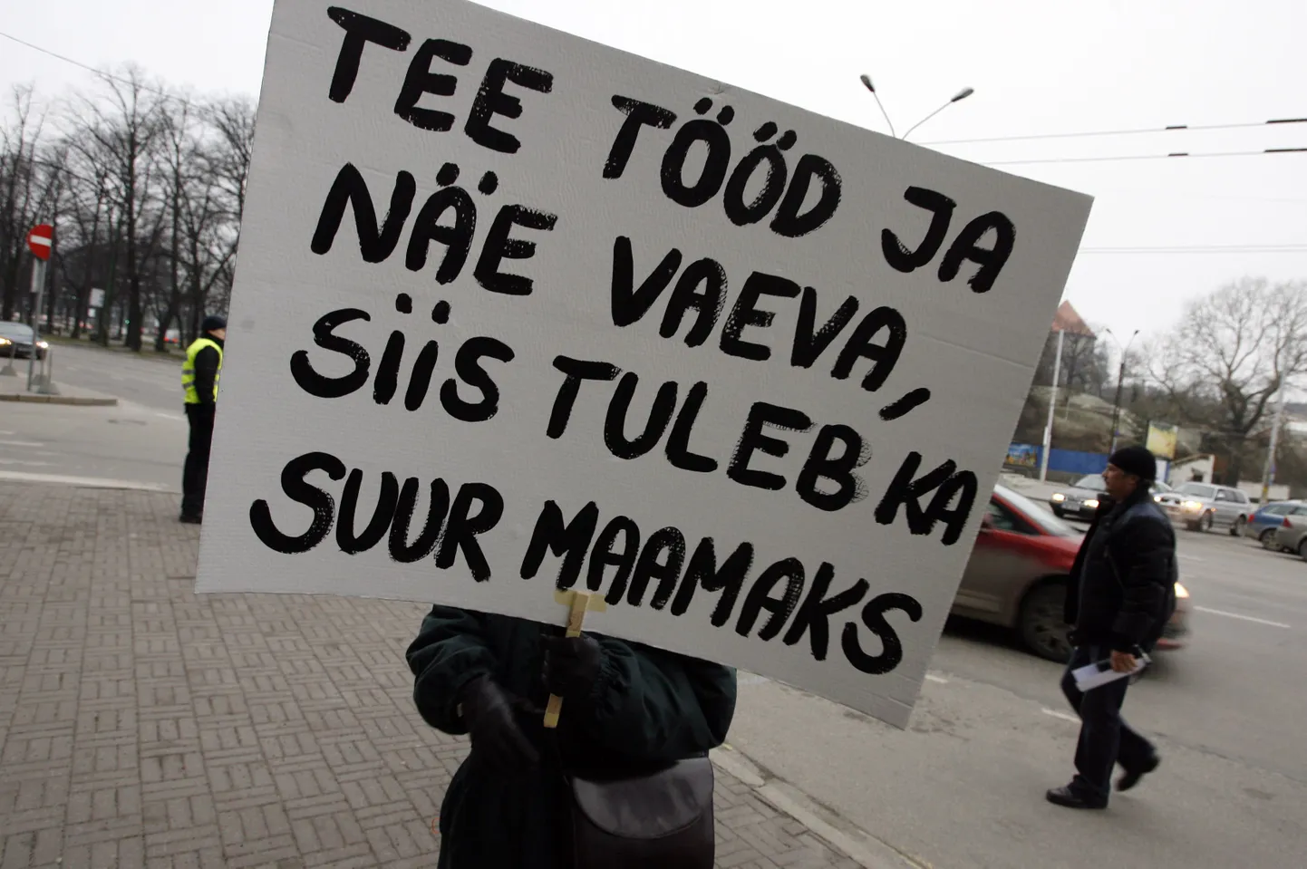 Maamaksu tõusu vastane pikett Tallinna linnavalitsuse ees.