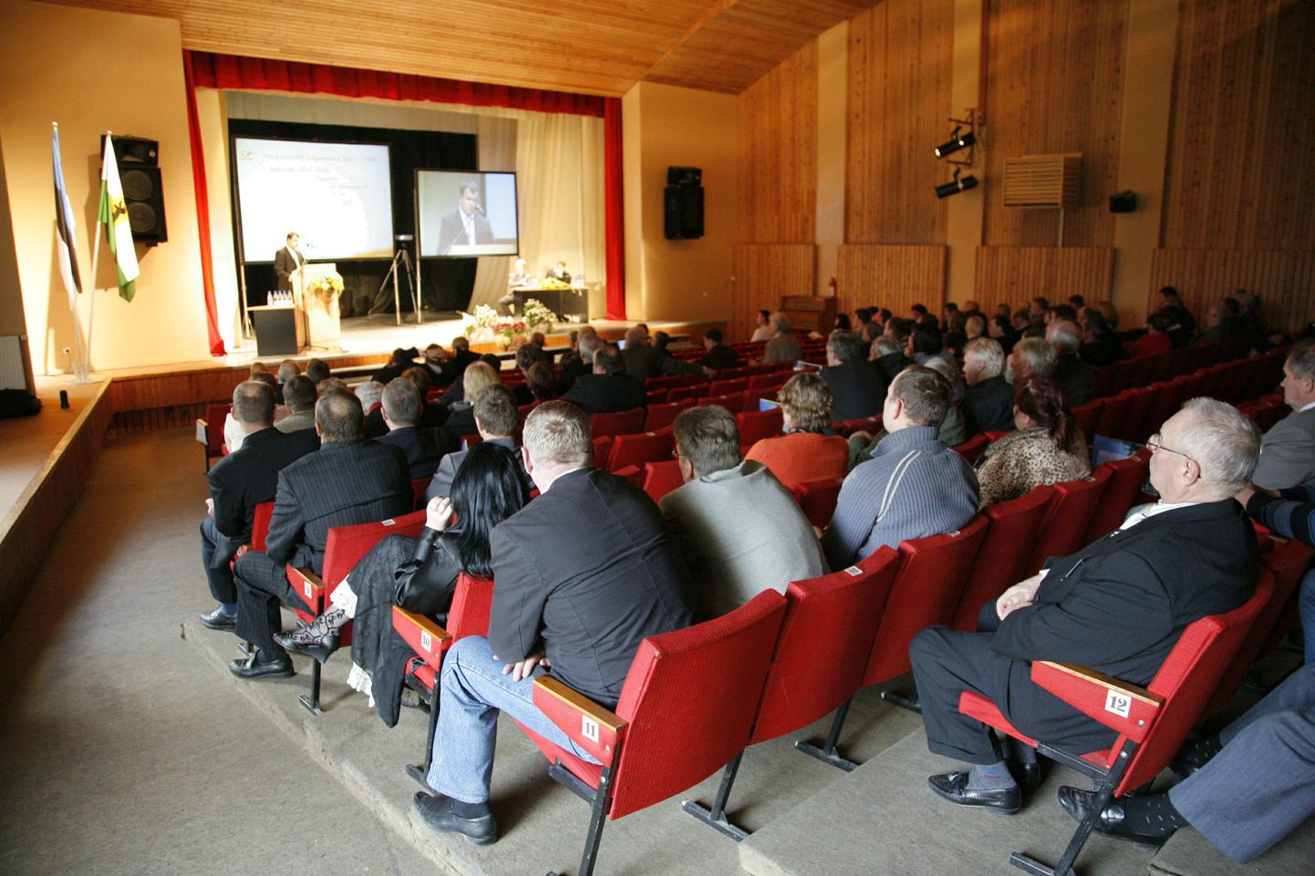 Esimene Pärnumaa maakogu tuli kokku 2008. aasta oktoobris Vändra kultuurimajas.