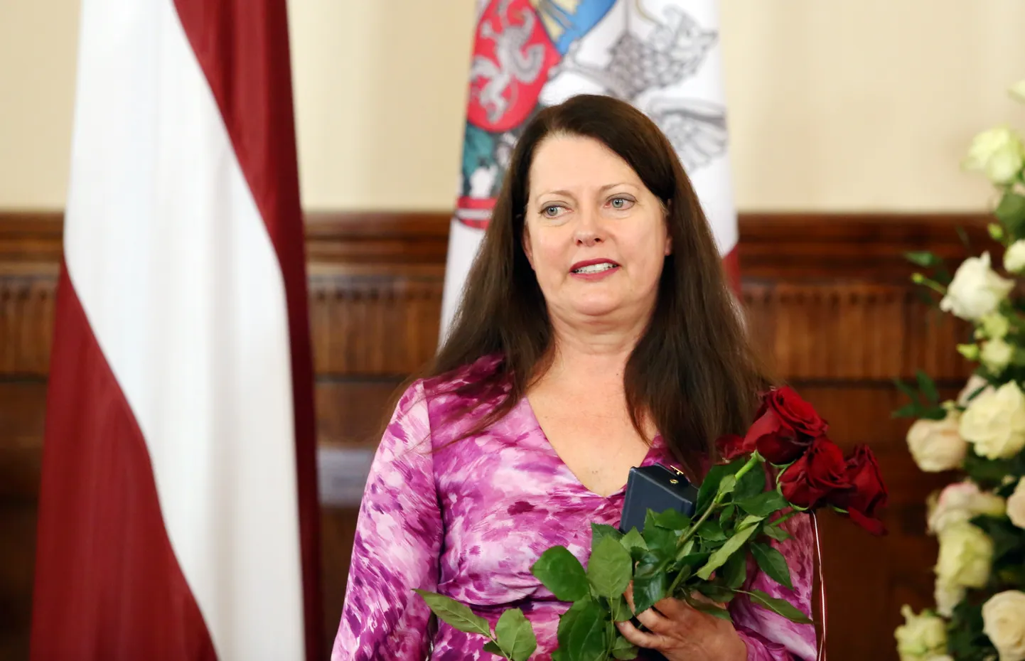 Latviešu muzikālā ansambļa "Čikāgas piecīši" dalībniece Lorija Cinkusa, saņemot Triju Zvaigžņu ordeni Rīgas pilī.