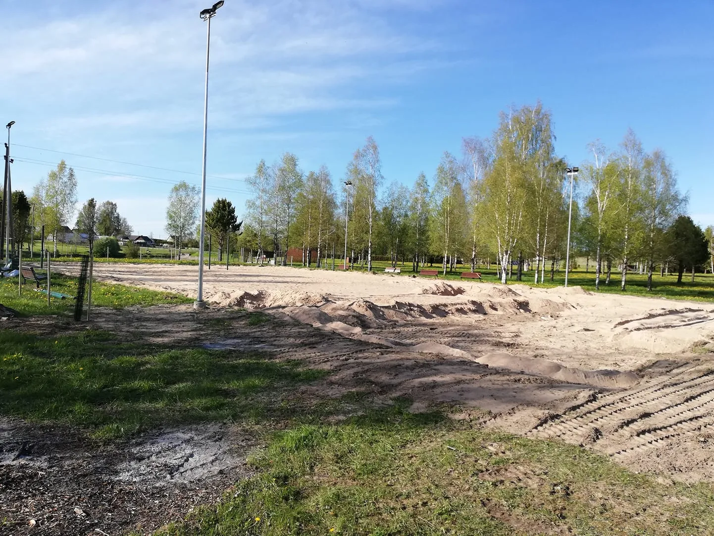 Väätsa kolm liivaväljakut saavad neljanda juurde, et ikka kõik huvilised mahuks suvel võrkpalli mängima.
