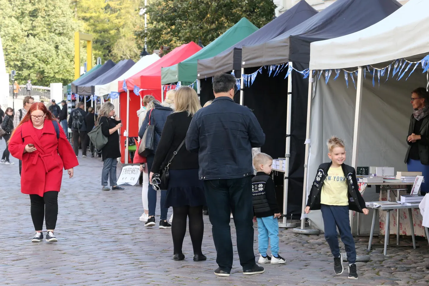 Prima Vista raamatulaat Tartu raeplatsil.