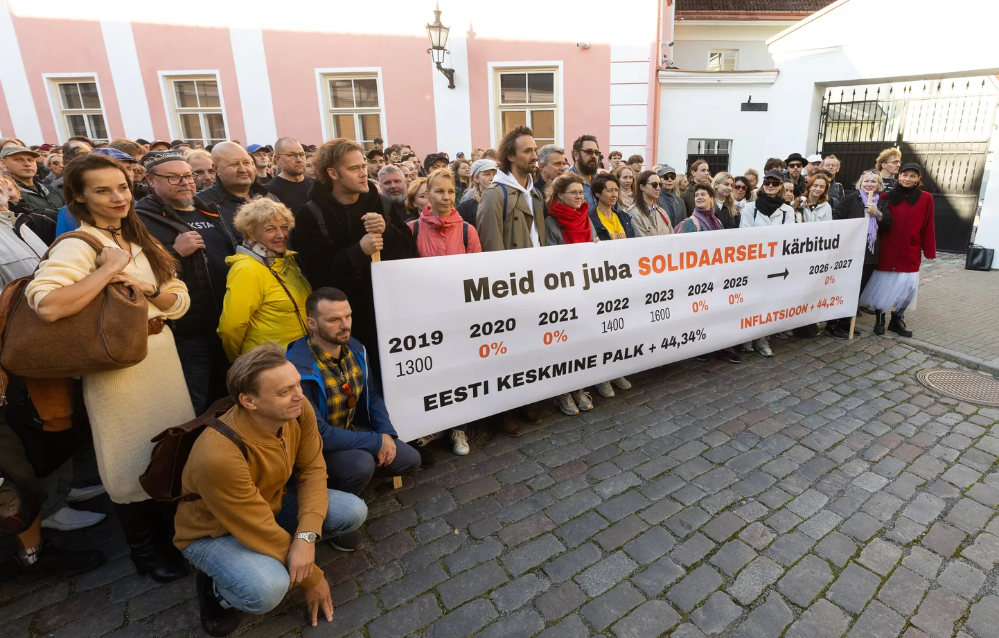 Teatriliidu pikett Stenbocki ees. Alumisest reast vasakult Gert Raudsep ja Reimo Sagor.