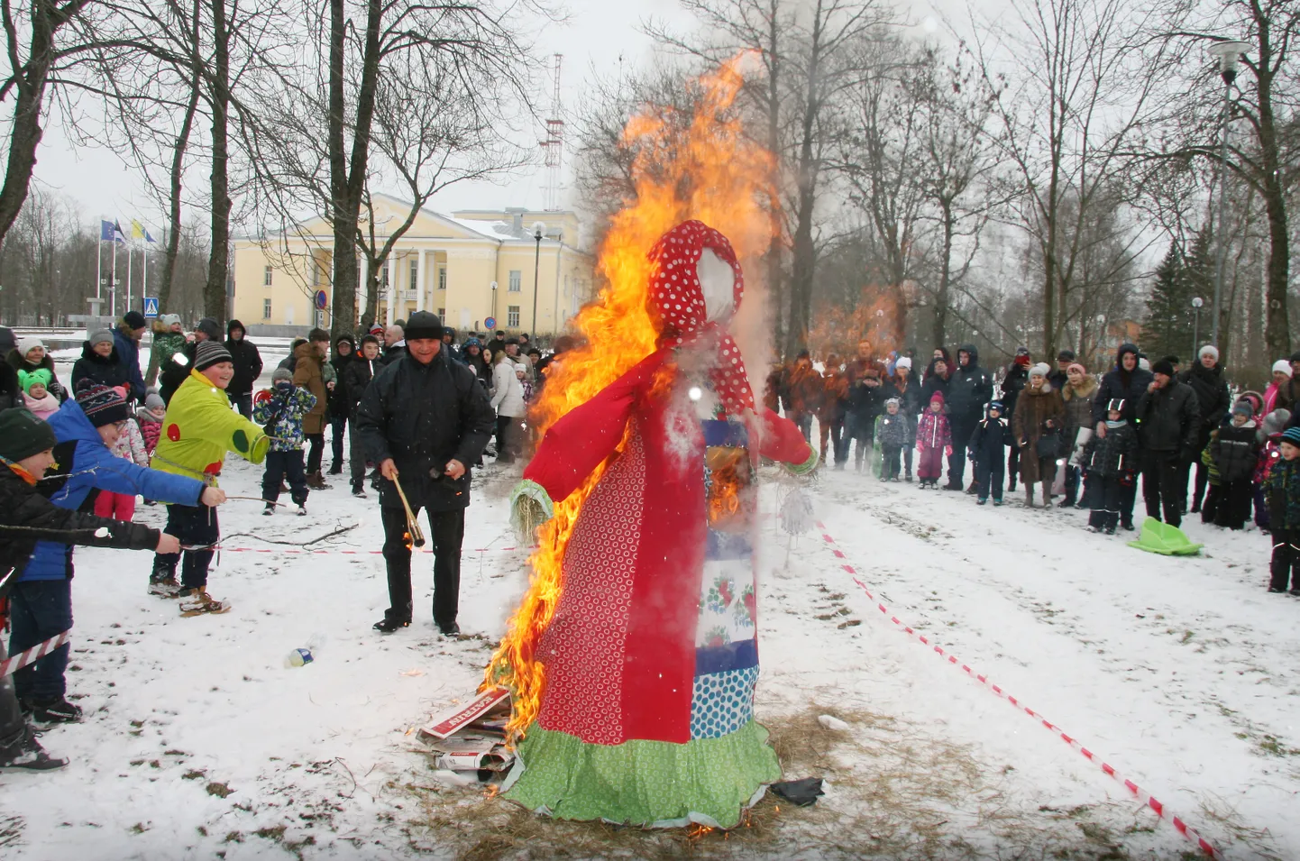 Muutunud olud tõid rahvapeo programmi maadluse varakult talveunest ärganud karuga ja võimalikult paljude poeostude haldamise ilma kotita.