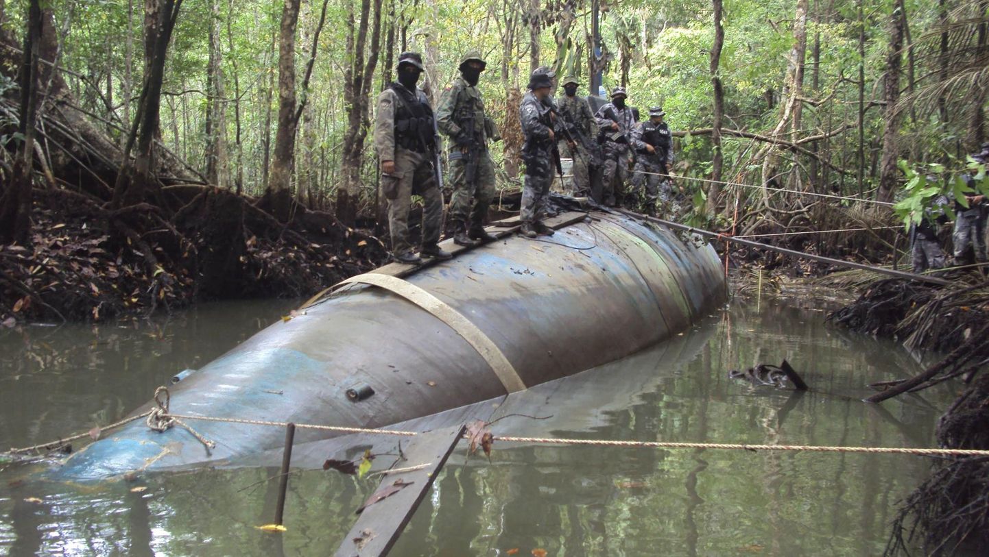 Ecuadori sõdurid poseerivad  La Loma džunglist tabatud konfiskeeritud narkoallveelaeval. 