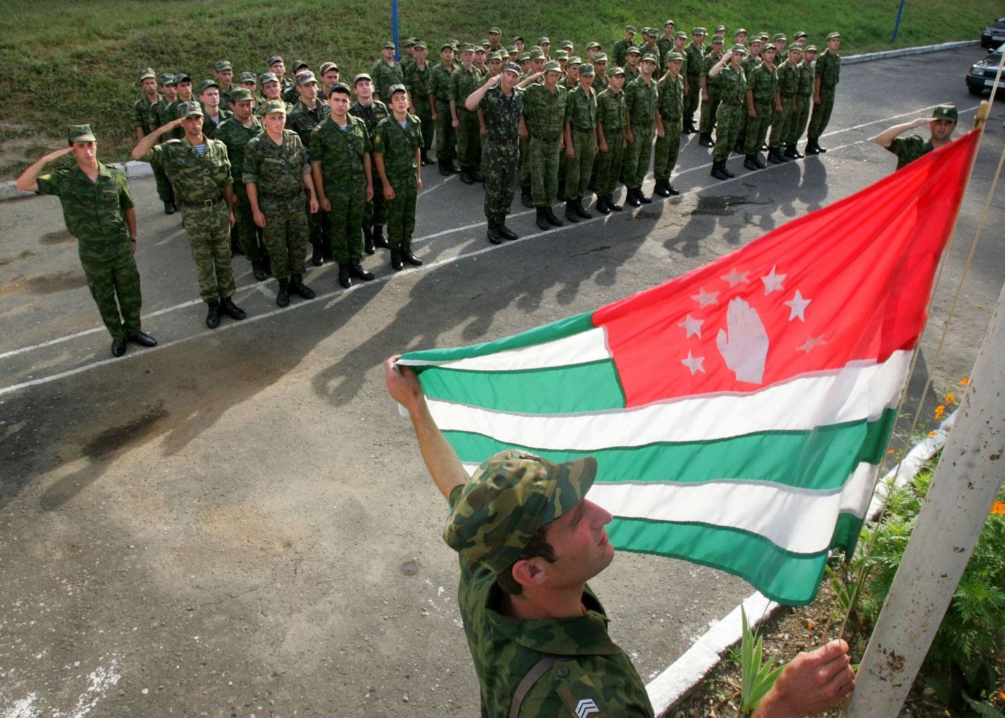 Abhaasia lipp kohaliku sõjakooli õuel.