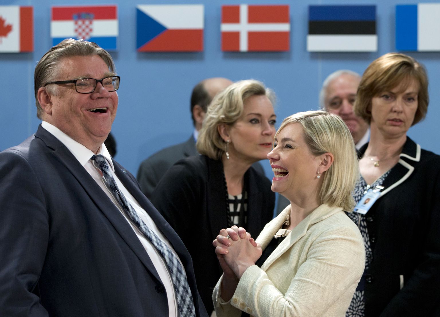 Soome välisminister Timo Soini ja tema Islandi kolleeg Lilja Alfredsdottir eile NATO peakorteris.