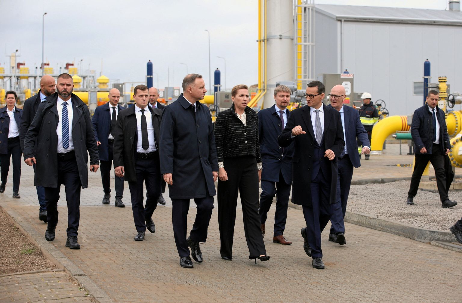 Poola president Andrzej Duda ja Poola peaminister Mateusz Morawiecki koos Taani peaminister Mette Frederikseniga suundumas avama Baltic Pipe gaasitoru Budnos.
