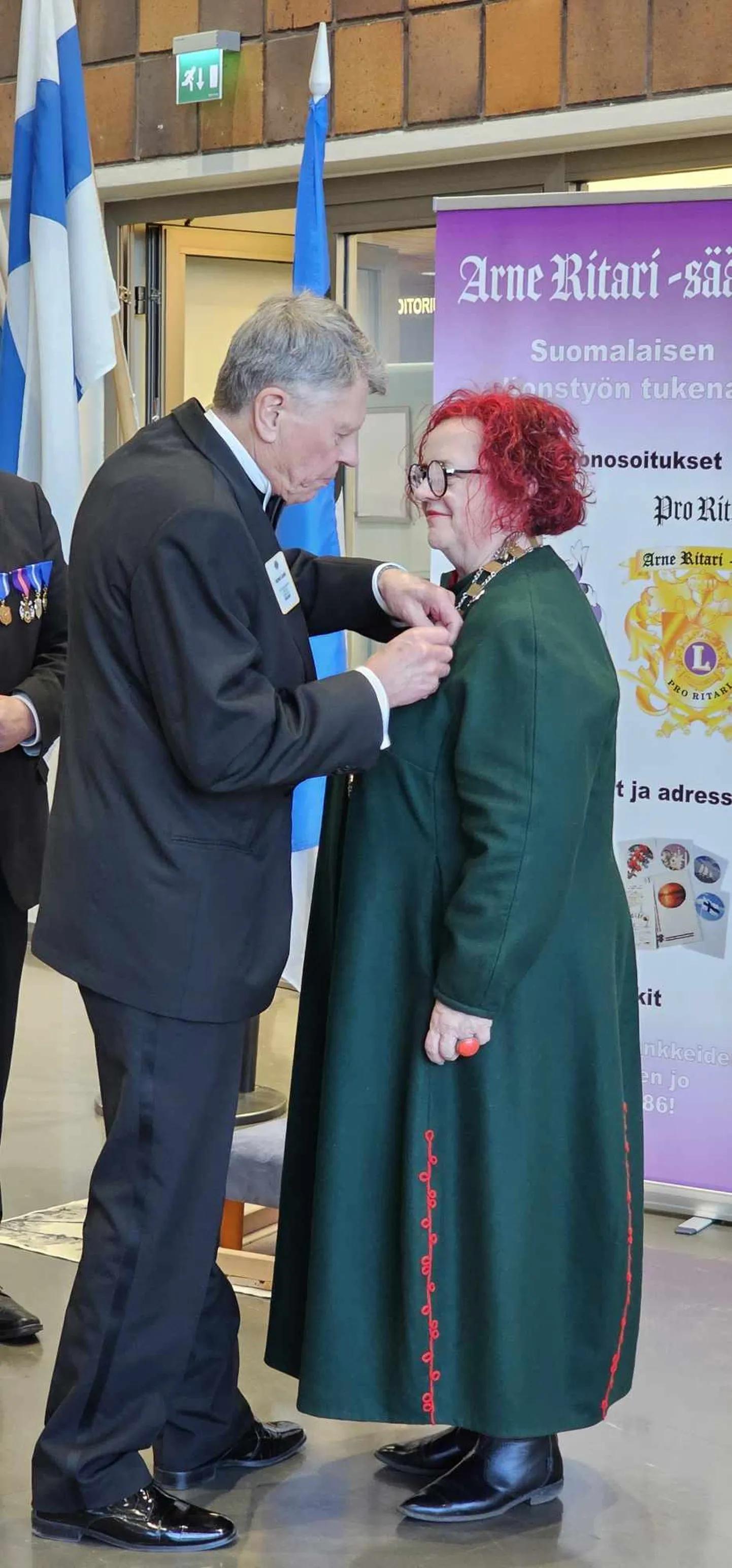 Ülle Juht pälvis Soome lõviklubide piirkonnakubernerilt ühe roseti teenetemedali.
