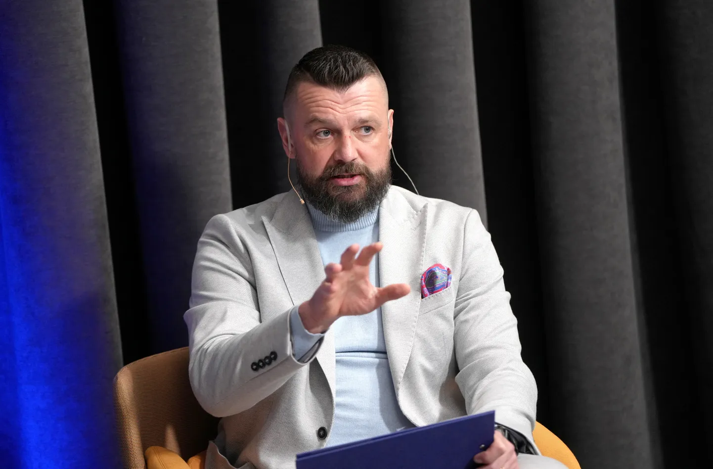 Diskusijas moderators Armands Simsons piedalās "Mēness aptieka" rīkotajā ekspertu diskusijā "Mentālās veselības līdzsvars. Robežas. Kā pamanīt, saprast, palīdzēt?".