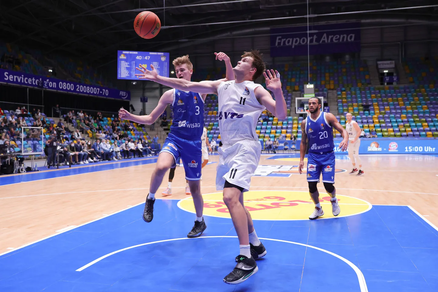 Maik-Kalev Kotsar esiplaanil.