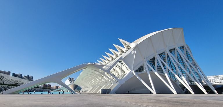 Valencia kesklinn on nagu «Tähesõdade» filmist. Kuulsa Hispaania arhitekti Santiago Calatrava projekteeritud ulmelistel maastikel filmiti muide ka järgmisel aastal välja tulev Star Warsi uus seriaal, kus just nende majade juures peatus Hyperloop.
