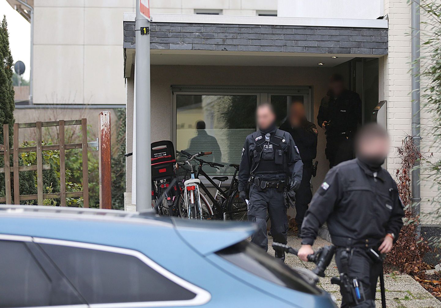 5. detsembril 2018 vahistasid Saksamaal politsenikud ühte liiget, kes kuulus Itaalia maffiasse. Pildil kõnnivad politseinikud välja Itaalia restoranist Osteria, mis kuulus vahistatud mafioosole. Pilt illustreerib antud artiklit.