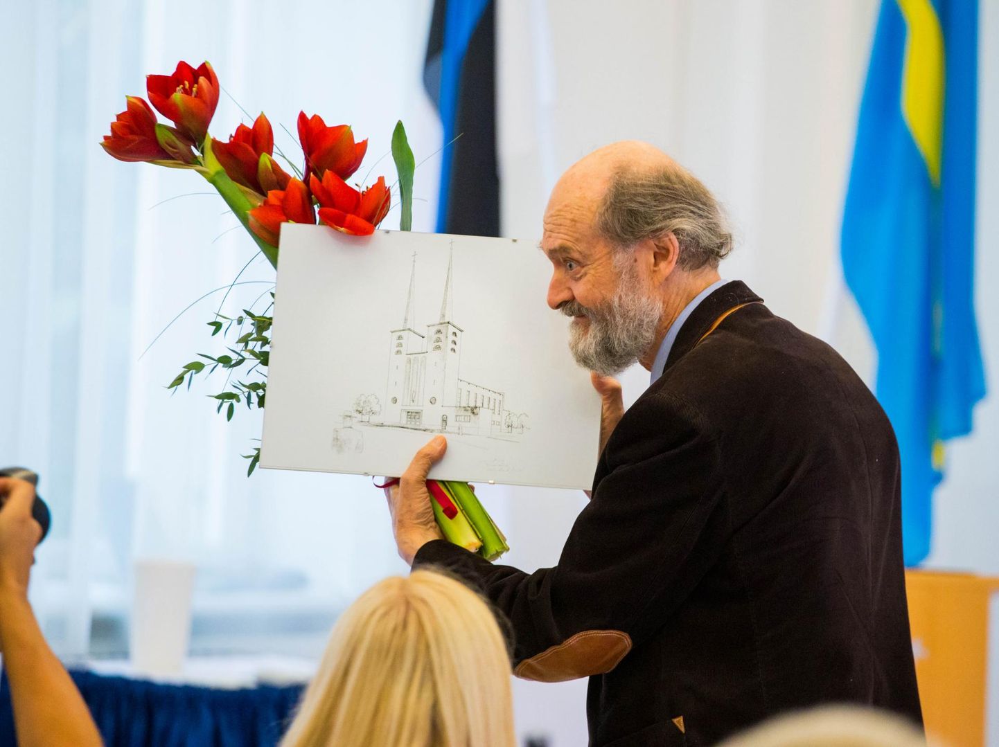 Täna tähistab Arvo Pärt oma sünnipäeva. Rakvere linnajuhid andsid talle muusikamaja projekteerimislepingu allkirjastamise tseremoonial üle kingituse.