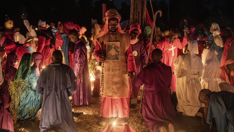 Прихожане Африканской церковной миссии «Легио Мария» также собрались на мессу в канун Рождества в церкви близ Угунджи, Кения.
