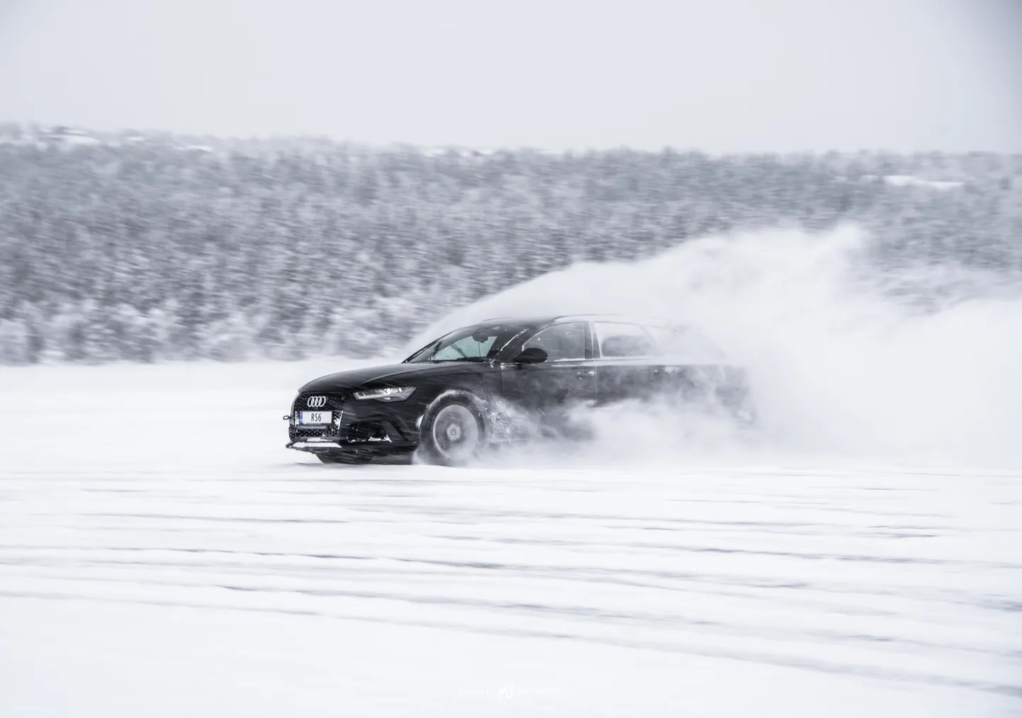 Audi automašīna uz aizsaluša ezera ziemā