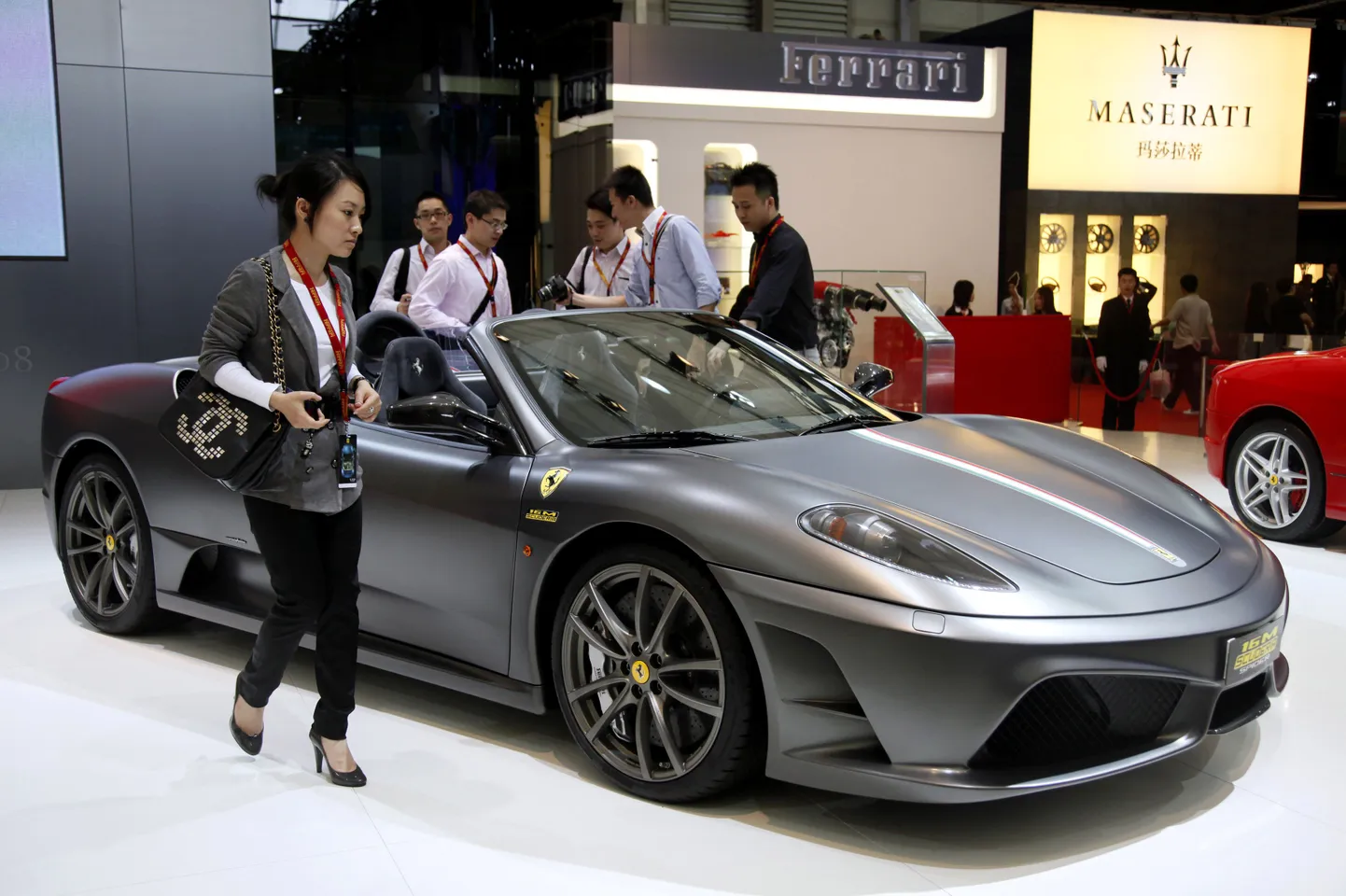 Ferrari F430 Spider automessil Shanghais 22. aprillil. Moskvas sõideti sodiks just sarnane Ferrari.