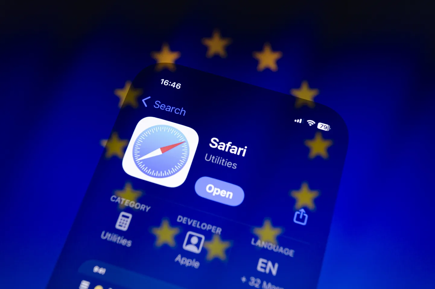 Apple'i Safari brauseri äpp Euroopa Liidu lipu taustal.