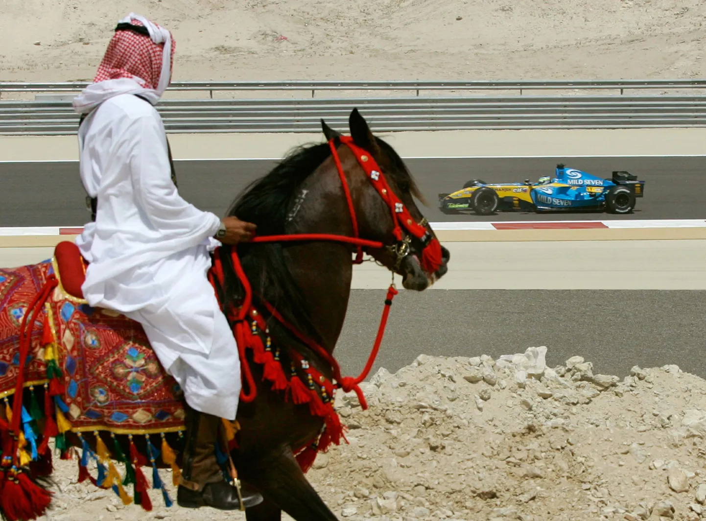 Giancarlo Fisichella sõidab Bahreini rajal.