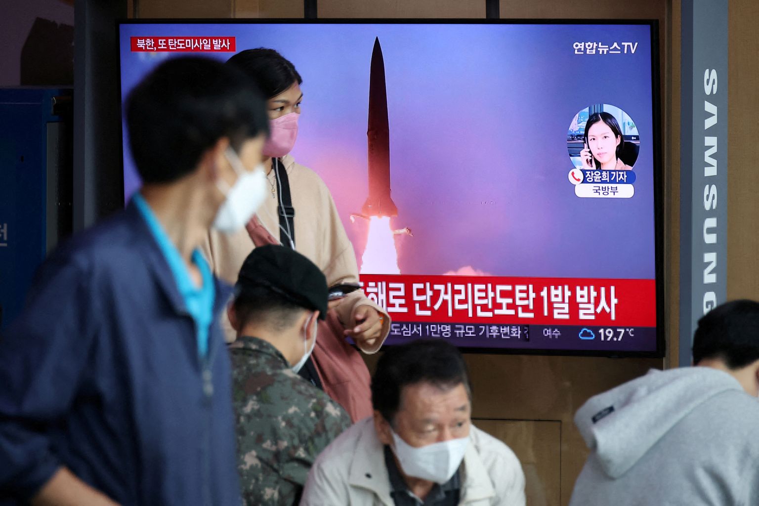 Teleekraan Souli raudteejaamas edastab uudist Põhja-Korea raketikatsetusest.