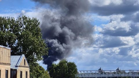 V skladišču v Rigi izbruhnil velik požar