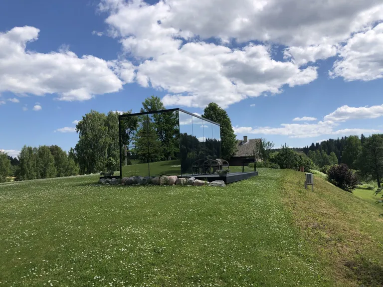 Öödi peegelmaja Rõuge Suurjärve ääres.