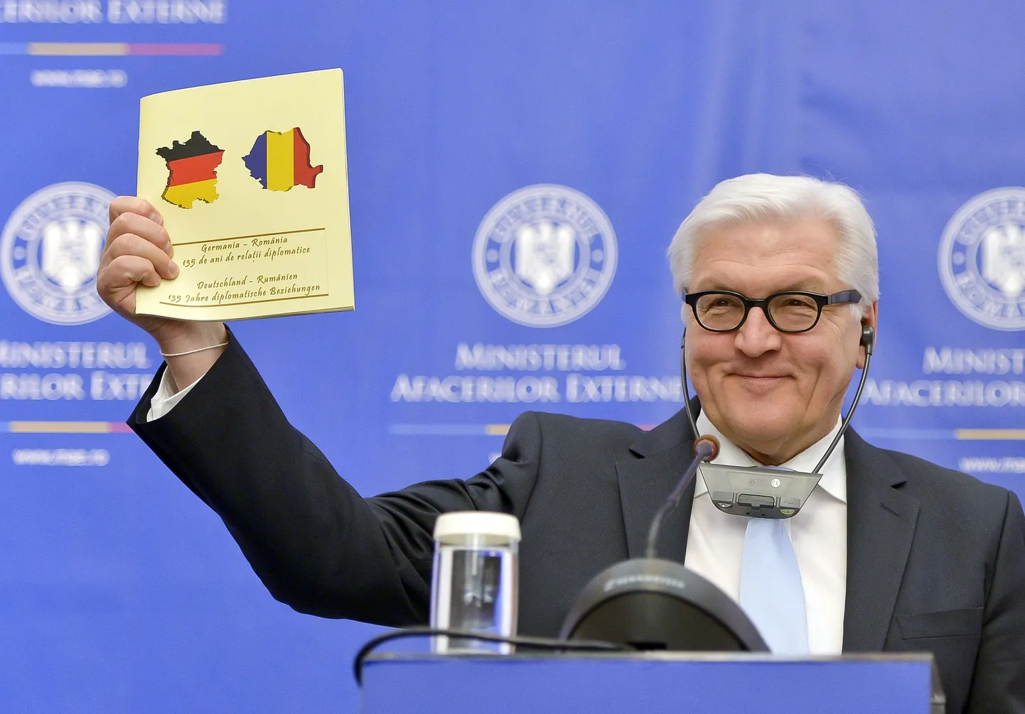 Saksa välisminister Frank-Walter Steinmeier näitab dokumenti, millega tähistati 135 aasta möödumist Saksa-Rumeenia diplomaatiliste suhete sisseviimist.