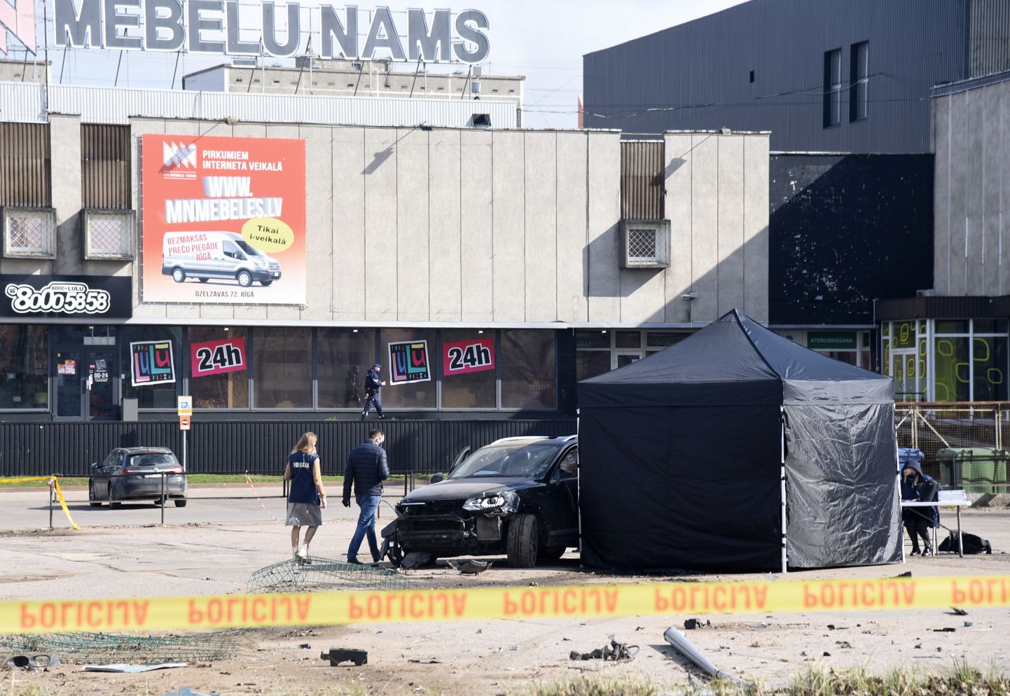 Valsts policija norobežojusi teritoriju Purvciemā pie "Mēbeļu nama" un sporta kluba "Lemon Gym", kur trešdienas rītā nošauts cilvēks.