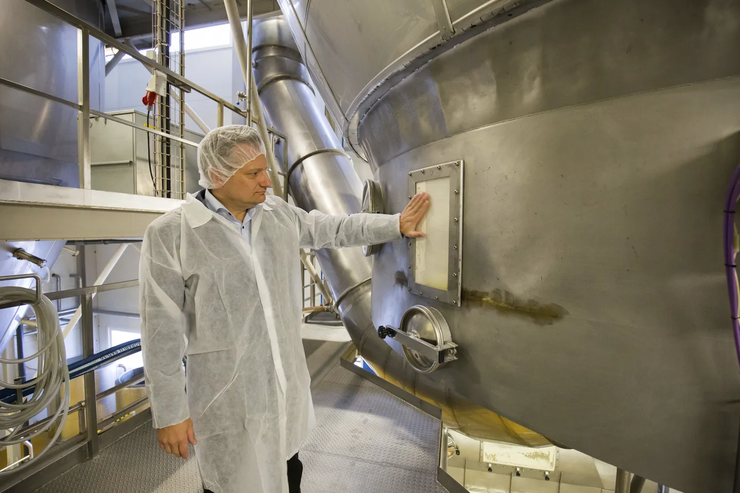 E-Piima juhatuse esimees Jaanus Murakas ettevõtte Järva-Jaani tootmisüksuses 2013. aastal. Lähikuudel selgub, kas uus tööstus tuleb Sõmerule või Paidesse.
