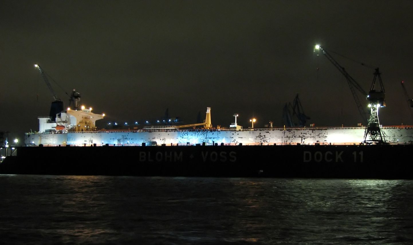 Kaubalaev öisel ajal. Pilt on illustreeriv