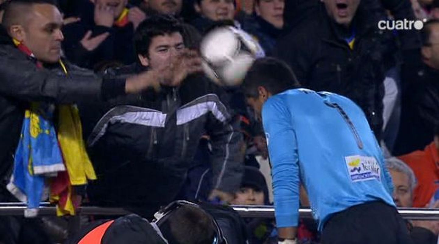 Valencia fänn lajatas Levante  väravavahile Gustavo Munuale palliga vastu pead.