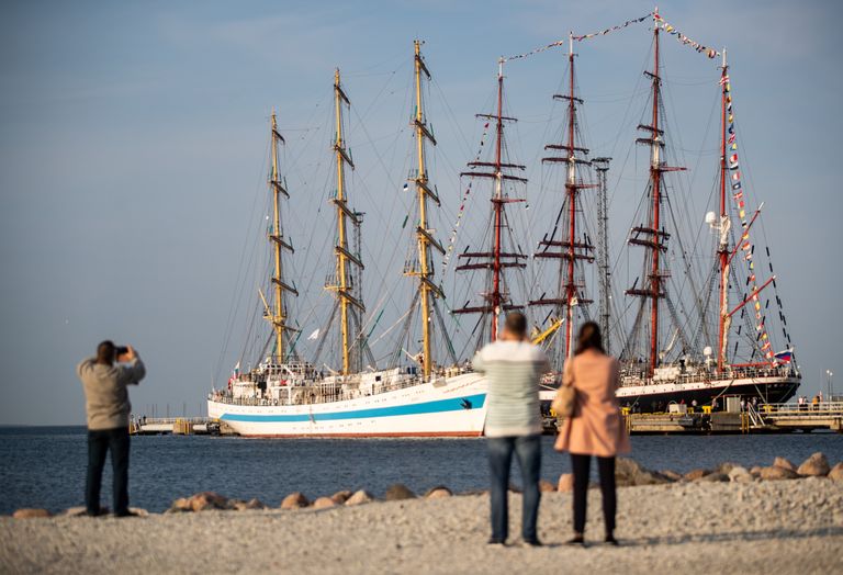 Vene purjekad Mir ja Sedov Tallinna Vanasadama kruiisikai ääres.