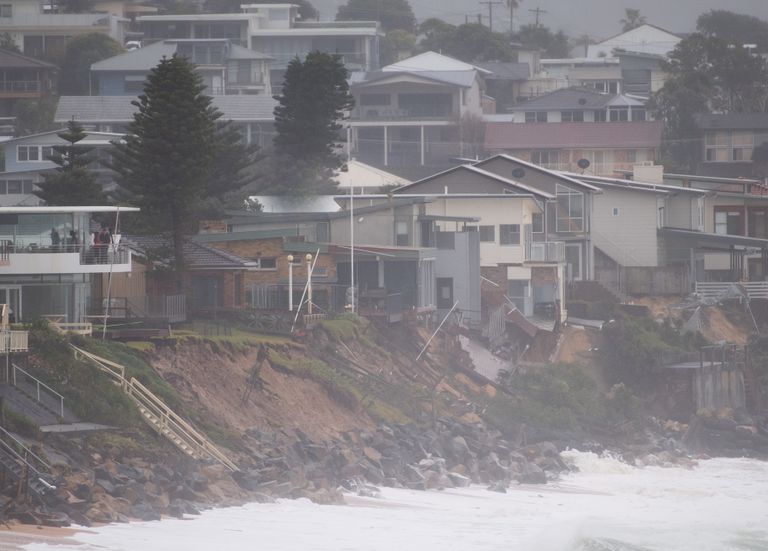 Ookeanikaldale ehitatud majad on täbarasse olukorda sattunud.