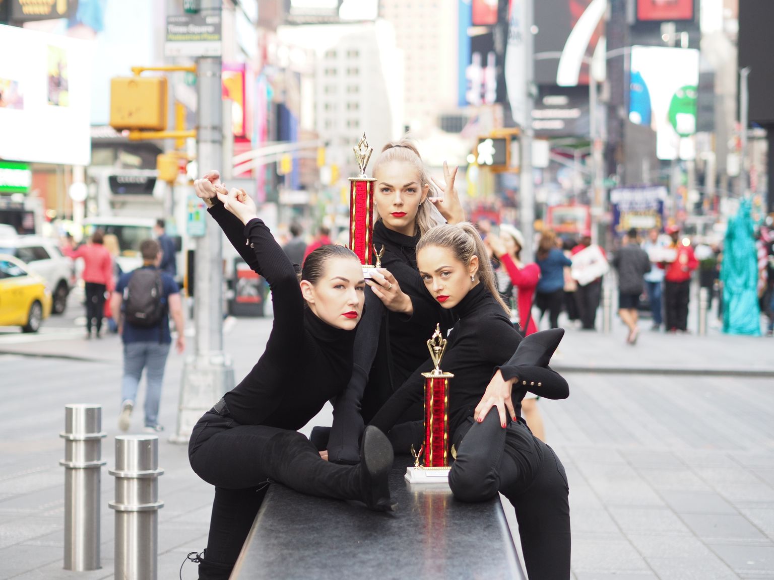 JJ-Street tantsutrennide juhendajad Kätriin Kübar (vasakul), Jessica Lainde (keskel) ja Kerli Kiiler (paremal) näitasid New Yorkis võimsaid tantsuoskusi.