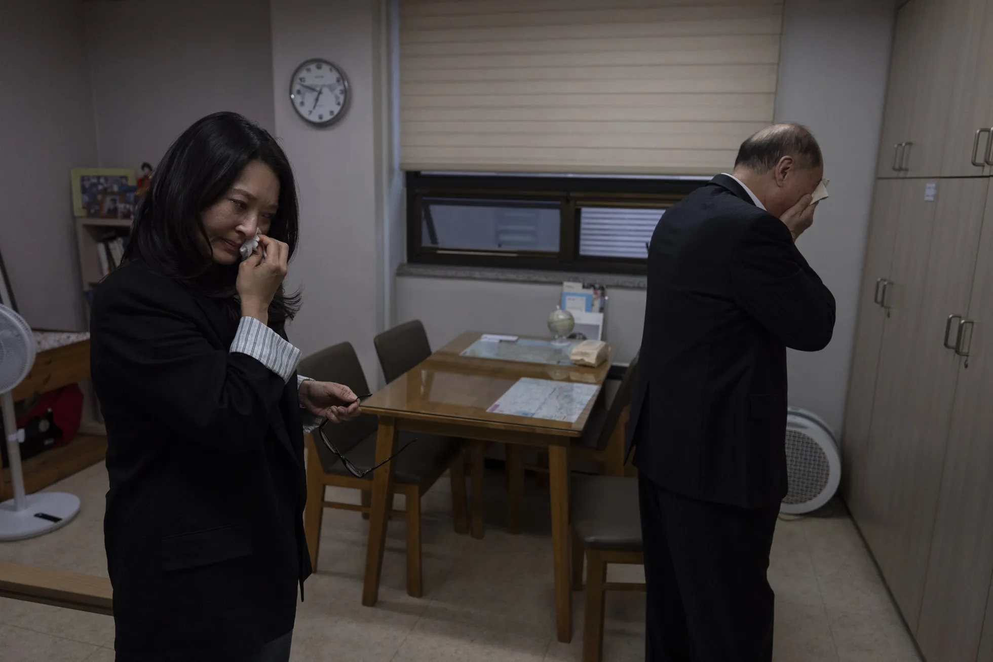 Nicole Motta (vasakul) ja tema sünniisa Jang Dae-chang pühivad pisaraid pärast emotsionaalset taaskohtumist, ligi 40 aastat pärast lahutust. Alates 1950. aastatest on USA-sse adopteeritud umbes 200 000 Korea last. Associated Pressi uurimine paljastas, et paljudel neist adopteerimisjuhtumitest oli võltsitud dokumentatsioon. Aasia ja Okeaania, üksikfotod.