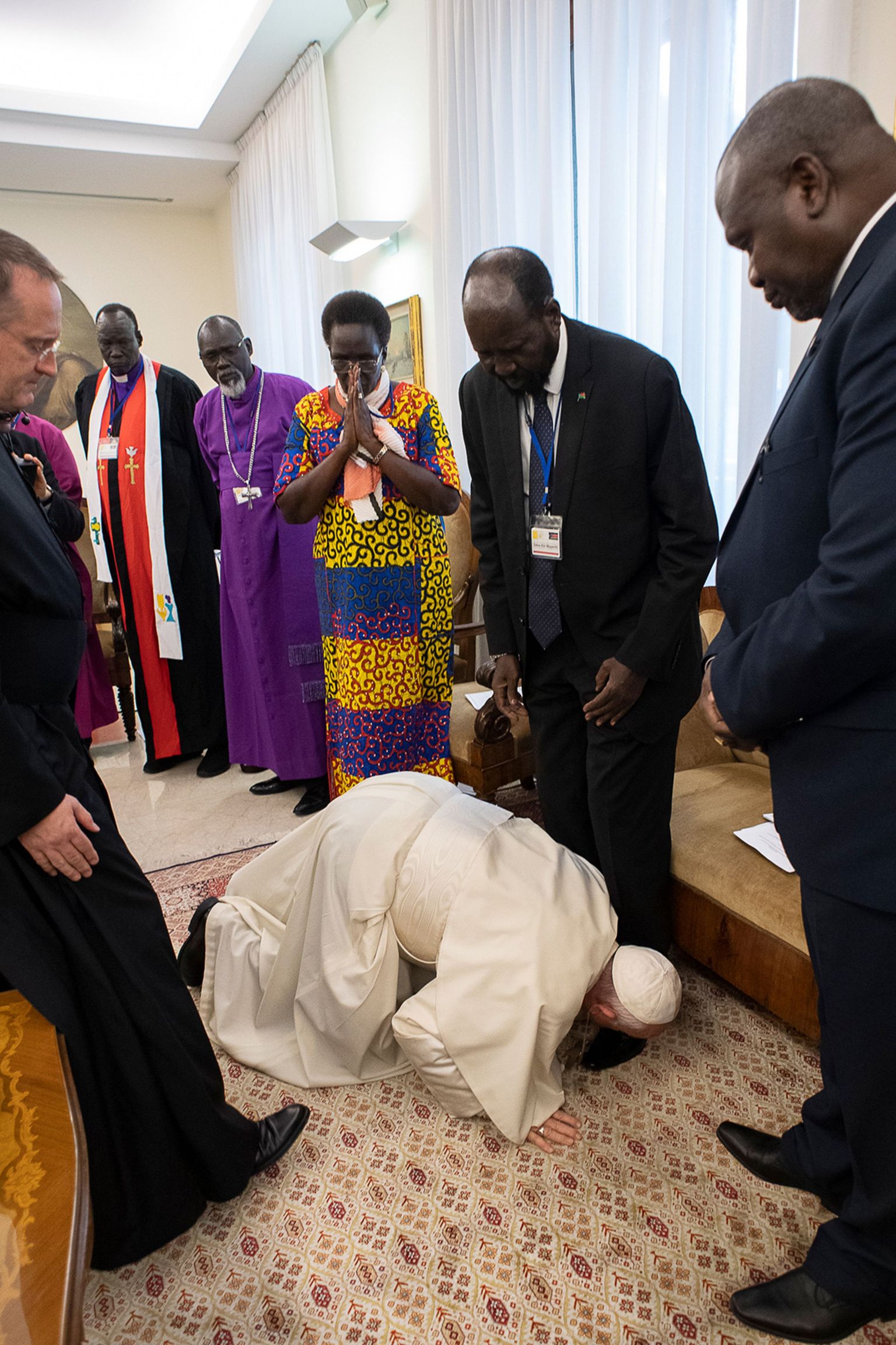 Папа римский припал к ногам лидеров Судана.
