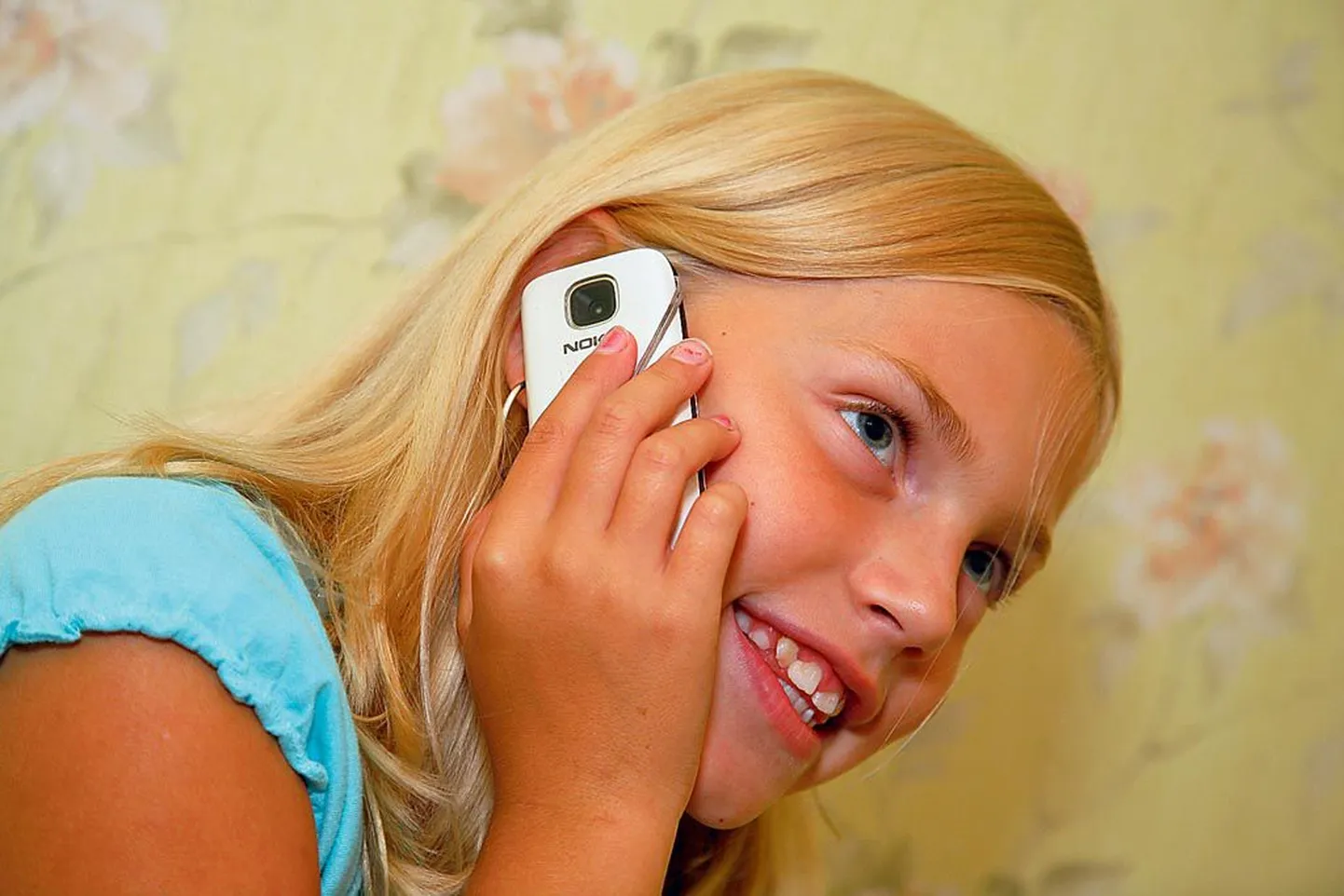 2. klassi minev Elisabeth sai mobiili aasta tagasi, peale kõnelemise meeldib talle sellega pildistada ja muusikat kuulata.