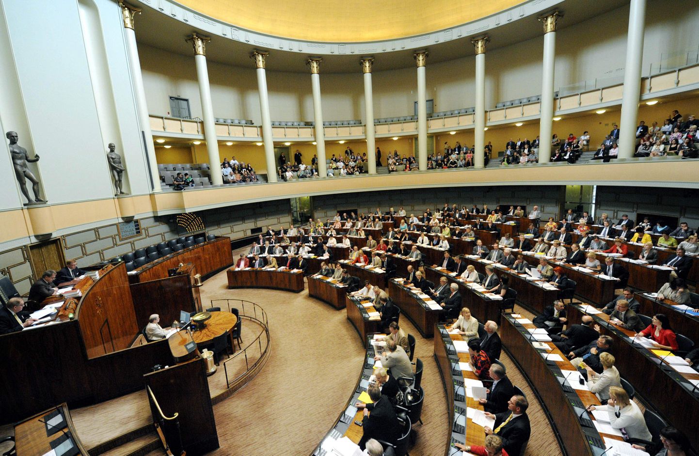 Soome rahvasaadik soovitab suveajast loobuda. Fotol Soome parlament