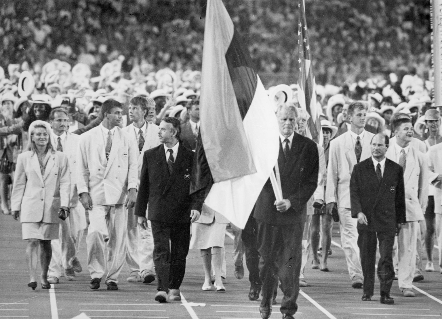 Ajalooline hetk: Eesti lipp Heino Lipu kätes siseneb Barcelona olümpiastaadionile (1992).