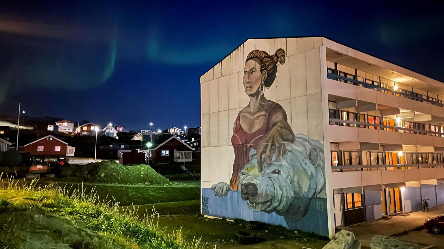 Inuiti naist ja jääkaru kujutav seinamaaling Gröönimaa pealinnas Nuukis sotsiaalmaja seinal. 
