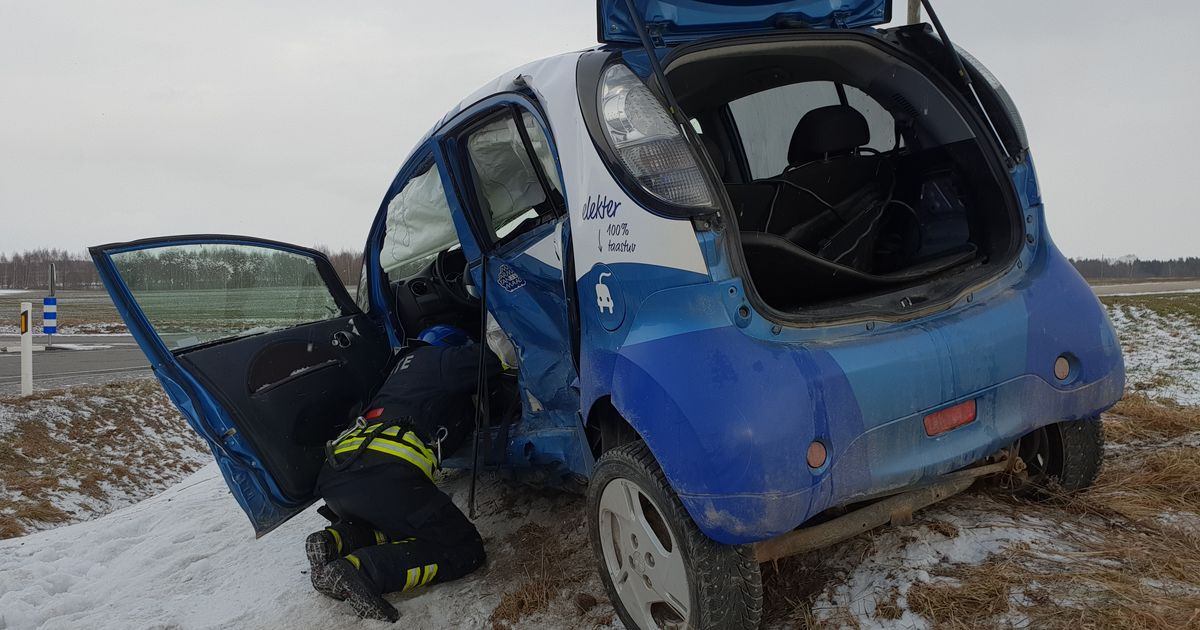 Fotod: elektriauto sõitis kaubikule ette