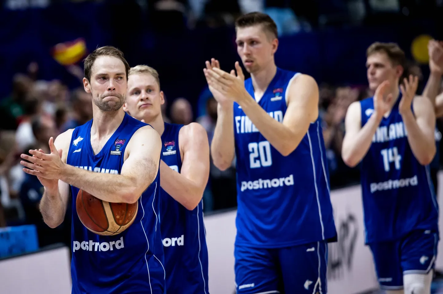 Petteri ­Koponen (vasakul) riputas ketsid varna.