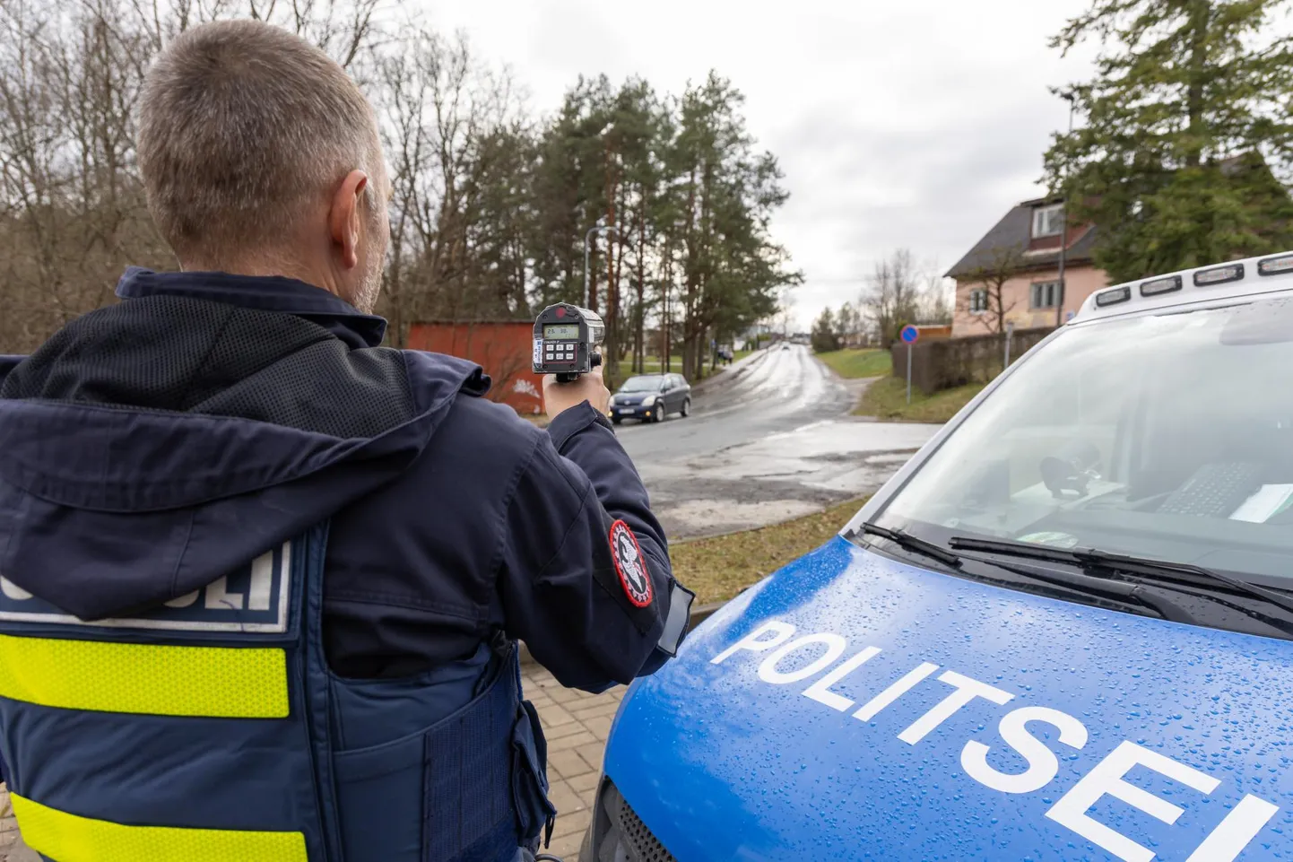 Politseinikel tuli liiklustalgute ajal vormistada Viljandimaal kiiruseületajatele 15 trahvi ja pidada 28 juhiga maha vestlus.