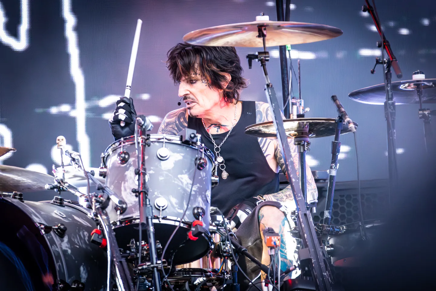Mötley Crüe trummar Tommy Lee esinemas Melbourne'is.