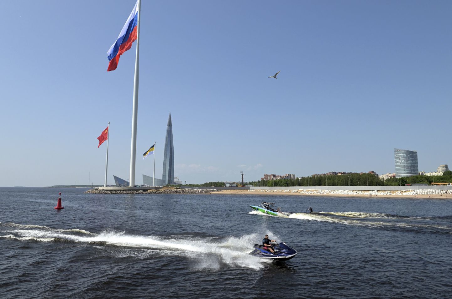 В Санкт-Петербурге появились флаги Советского союза и Российской импери.