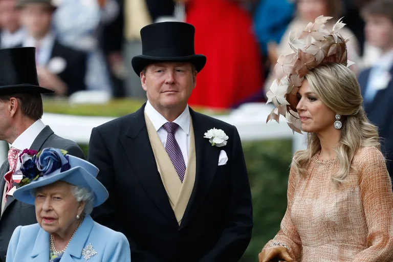 Pildil Briti kuninganna Elizabeth II ning Hollandi kuningas Willem-Alexander ja kuninganna Maxima