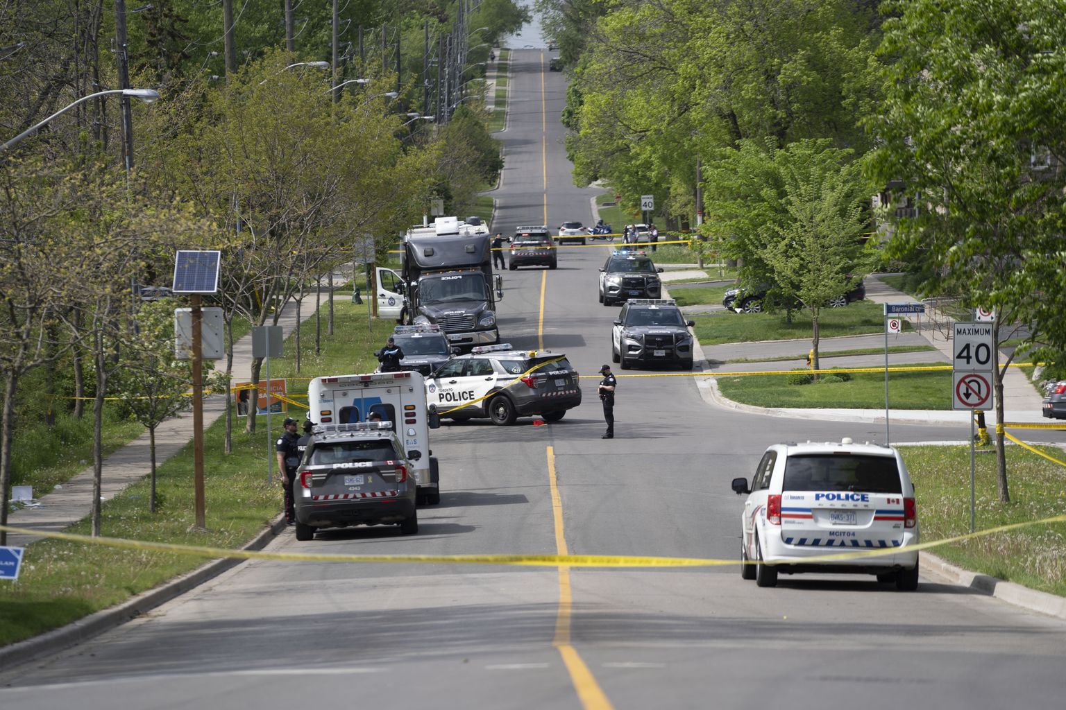 Torontos Scarborough' linnajaos tapsid Kanada politseinikud noore mehe, kes kõndis koolide läheduses püssiga.